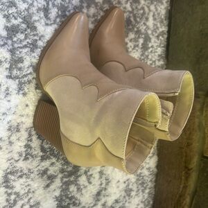 Cute short cowboy boots!